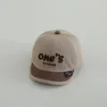 Primer plano de gorra infantil con bordado ONE y textura de algodón de alta calidad - 48-50cm / Caqui