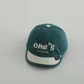 Detalle macro de gorra de béisbol para niños con bordado y visera en contraste - 48-50cm / Verde Hierba