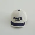 Gorra de béisbol para bebé en crema y azul marino con bordado ONE en contraste - 48-50cm / Beige