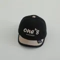 Gorra de béisbol para niños con bordado de letras ONE en colores negro y beige en contraste - 48-50cm / Negro