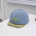 Détail de casquette bébé avec broderie HELLO 11 et visière souple en tissu respirant - Bambin / Bleu gris