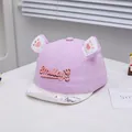 Dettaglio cappellino neonato viola in cotone con ricamo Smiley e graziose orecchie - 46-48 cm / Viola Chiaro