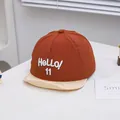 Détail de la broderie 3D Hello 11 sur la casquette de baseball bébé bicolore - Bambin / Bordeaux