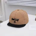 Détail de la casquette bébé avec broderie Hello 11 et contraste élégant kaki et noir - Bambin / Kaki foncé