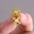 Goldene hohle Kleeblatt-Ohrringe mit Zirkonia-Inlay und Vintage-Palast-Stil Design - Gold