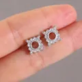Elegante silberne geometrische Ohrstecker mit mikroverzierten Zirkonia-Kristallen - Silber