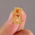 Makroaufnahme von quadratischen Goldohrringen mit Mikropavé-Zirkonia-Besatz - Gold
