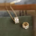 Collier avec pendentif cylindre doré serti de zircons sur fond vert foncé texturé - Or (XL2761)