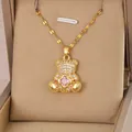 Collana con ciondolo a orsetto in oro con quadrifoglio rosa e micro-pavé di zirconi - Catena Intrecciata Oro Ciondolo Orsetto / Oro-Rosa