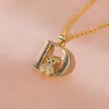 Collar dorado con colgante de oso letra D y circonitas blancas sobre fondo de satén - Estilo Oso Letra D Dorado (XL2802)