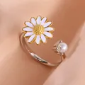 Verstellbarer silberner Ring mit rotierender Gänseblümchenblüte und eleganter Perle - Gänseblümchen Perle Stil (J438)