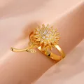 Anillo de girasol dorado con pétalos giratorios y circonitas sobre fondo de terciopelo beige - Dorado (J752)