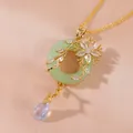 Exquisite goldene Halskette mit Jade-Ring, Zirkonia-Akzenten und Kristall-Tropfenanhänger - Blumenanhänger Pingan Kou Stil(XL2839)