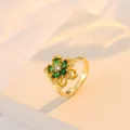 Détail d'une bague fleur rotative dorée avec pierres vertes et bords perlés vintage - Vert Émeraude (J0052)