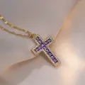 Collier croix dorée avec pierres violettes carrées et zircons sur fond de soie douce - Croix en Or (Zircone Violette) (X1353)