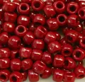 Macro-opname van rode pony kralen met groot gat voor haarsvlechten en DIY sieraden - 100 stuks verpakking / Rood