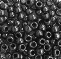 Macro-opname van glanzende zwarte plastic pony kralen voor DIY sieraden en haarkleuren - 100 stuks verpakking / Zwart