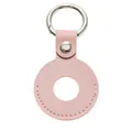 Detailoverzicht van roze lederen AirTag beschermhoes met zilveren metalen ring - Roze