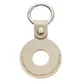 Detailopname van champagne goud lederen AirTag houder met metalen ringetje - Goud