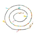 Dettaglio catena per occhiali con perline colorate, nappine e anelli in gomma antiscivolo - Perline in Legno Bianco Nero Nappina Multicolore