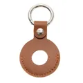 Detail van bruine lederen AirTag-houder met zilveren ring en precisie stikwerk - Donker koffiebruin