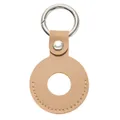 Detail van bruine lederen AirTag-hoes met korrelstructuur en zilveren veerring - Licht koffiebruin