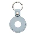 Macro-opname van lichtblauwe lederen trackerhouder met kiezeltextuur en metalen ring - Lichtblauw