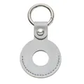 Detail van zilveren lederen AirTag-houder met getextureerde korrel en springring - Zilver