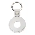 Detail van witte AirTag-hoes van lychee-leer met zilveren metalen veerring gesp - Lichtgrijs