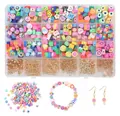 Makroansicht eines 24-Gitter-Bastelsets mit bunten Tonperlen und Anhängern für Armbänder - 24-Gitter Polymer-Ton Perlenset
