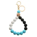 Détail du porte-clés en perles de silicone avec perle en bois et fermoir doré - Style Mousqueton / Bleu clair