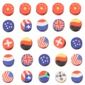 Vue macro de 25 perles en pâte polymère colorées avec divers motifs de drapeaux nationaux - Round National Flag Style / 50 pièces/paquet (10mm)
