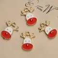 Détail de quatre breloques de rennes de Noël en émail avec bords dorés et nez rouges - Style Renne au Nez Rouge