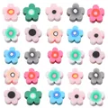 Détail de perles de fleurs à cinque pétales en pâte polymère colorée pour créations DIY - Style Fleur Colorée