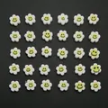 Perles fleurs blanches en pâte polymère avec motifs smiley jaunes pour création bijoux - 10mm (50 Pièces/Paquet) / Blanc