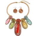 Details des handgefertigten afrikanischen Tribal-Schmucksets mit bunten Tropfenanhängern - Wrapped Wire Colorful African Necklace Earrings