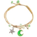 Dettaglio del bracciale intrecciato a mano con stella marina, luna verde e ciondoli a campanello - Luna Verde