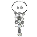 Detailansicht der handgefertigten Stammeskette und Ohrringe mit Regenbogensteinen und Draht - Black Multicolor Floral African Tribal Necklace Earrings