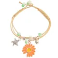 Dettaglio del bracciale in corda kaki intrecciata con margherita, stella marina e perle - Margherita Arancione