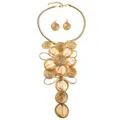 Makrodetail der goldenen Halskette mit Drahtwicklung und bernsteinfarbenem Harzstein - Gold Floral African Tribal Necklace Earrings