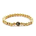 Dettaglio del bracciale a perline dorate con ciondolo a cerchio con lettera C - Stile Lettera C