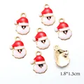 Vista macro dei ciondoli Babbo Natale con retro dorato liscio e misura 1,8x1,3 cm - Ciondolo Babbo Natale Rosso Base Oro (9116-AN1601)