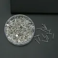 Oorbellen met platte kop in zilverkleur in een doorzichtige ronde opbergdoos van plastic - Platte Kopspeld / Zilver