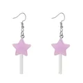 Détail macro de boucles d'oreilles sucettes étoiles roses avec crochets argentés sur fond blanc - Boucles d'oreilles sucette étoile violette