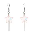 Vue détaillée des boucles d'oreilles sucette étoile rose avec paillettes et crochets - Boucles d'oreilles sucette étoile rose cellophane
