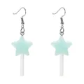 Gros plan détaillé des boucles d'oreilles sucette étoile vert menthe et argent - Boucles d'oreilles sucette étoile bleue