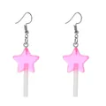 Vue détaillée des boucles d'oreilles sucettes étoiles roses avec finition translucide - Boucles d'oreilles sucette étoile rouge pourpre