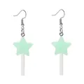 Gros plan de boucles d'oreilles pendantes sucettes étoile verte avec crochets argentés - Boucles d'oreilles sucette étoile verte