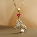 Collier doré avec pierre cœur rouge, pendentif ours pavé et détail de perle blanche - Style Ours Coeur Doré (XL002-ZCL)
