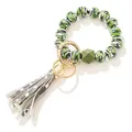Detail von Camouflage-Holzperlen, goldenem Federring und Kunstleder-Quaste am Armband - Outdoor Tarnstil (B12-0103)